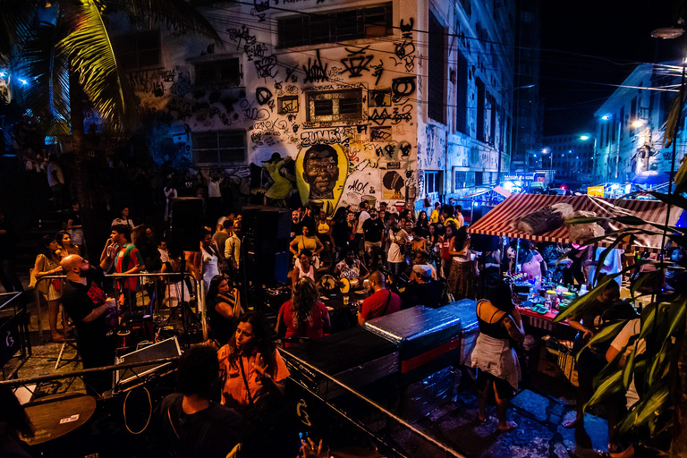 Rio de Janeiro: impreza samby w Pedra do Sal z caipirinhąRio de Janeiro: impreza samby Pedra do Sal z caipirinhas