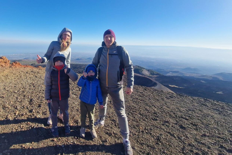 Tour a pie por el Etna en grupo reducido y visita a una cueva de lava