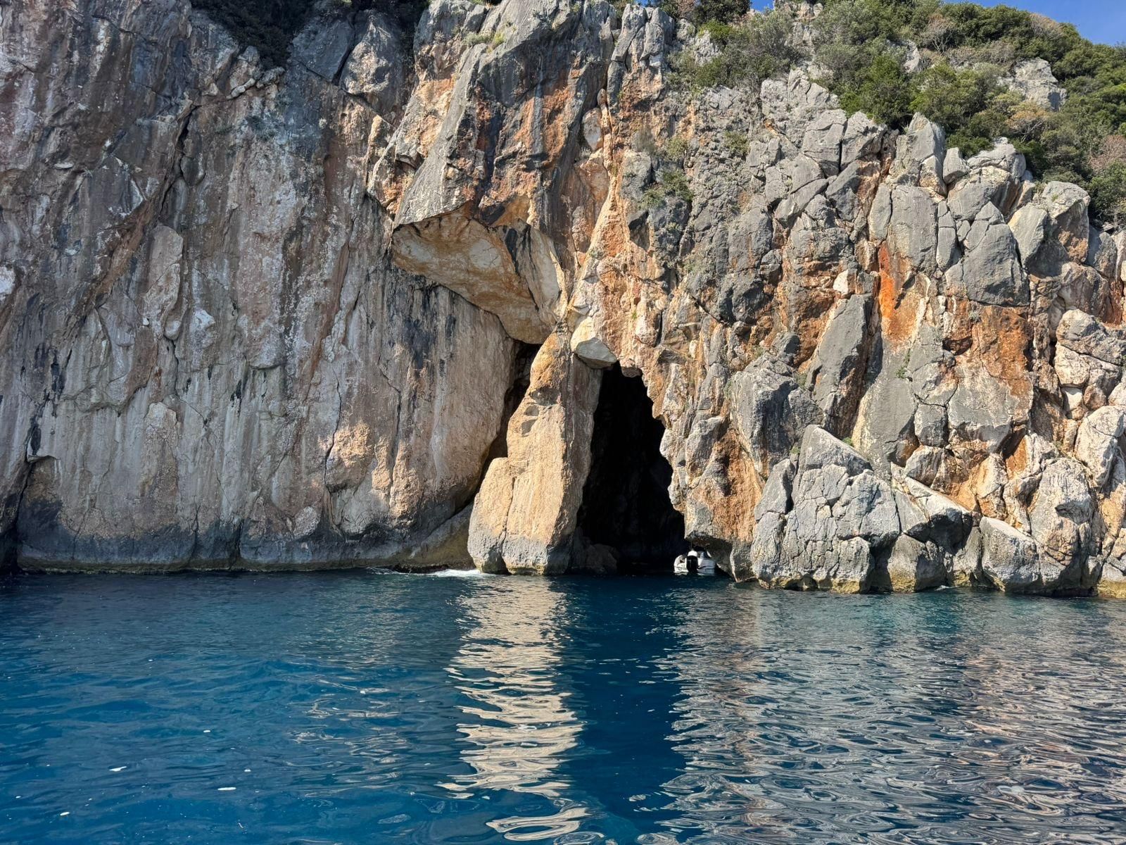 Himara: Gruppen-Bootstour zu versteckten Stränden, Höhlen und Badestopps