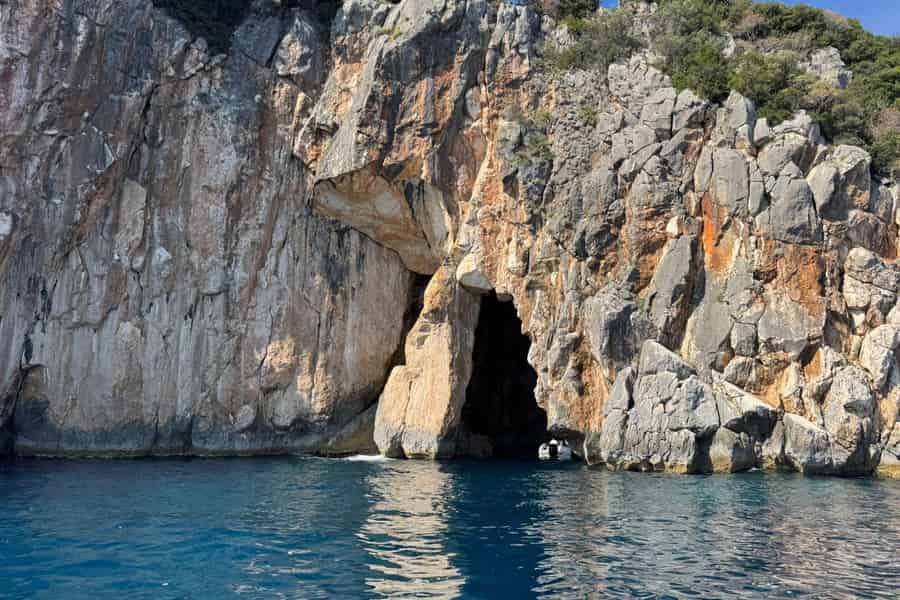 Himara: Gruppen-Bootstour zu versteckten Stränden, Höhlen und Badestopps. Foto: GetYourGuide Himara: Gruppen-Bootstour zu versteckten Stränden, Höhlen und Badestopps. Foto: GetYourGuide