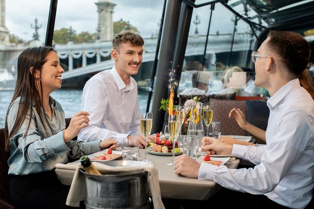 Paris: 2.5-Hour Christmas Day Lunch Cruise