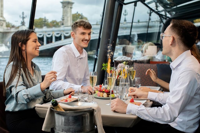 Paris: 2.5-Hours Christmas Day Lunch Cruise along the Seine