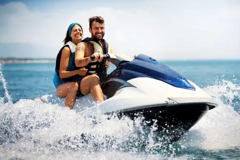 Tour d&#039;avventura in jetski a ZanzibarTour avventuroso in jetski a Zanzibar per 30 minuti con trasporto