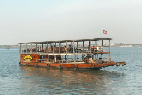 Phnom Penh: Crociera con cena al tramonto sul Mekong con musica dal vivo