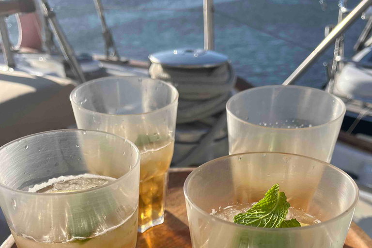 Lisbon: 2H Sunset & Day Boat Cruise Tour with Drinks