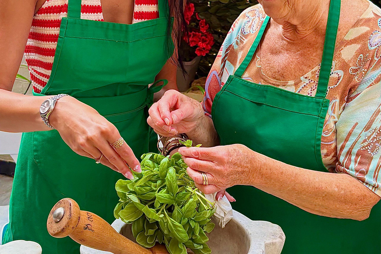 Cooking lesson: Genoese pesto made in a mortar with the World Champion Cooking class: Genovese pesto made in a mortar with the World Champion