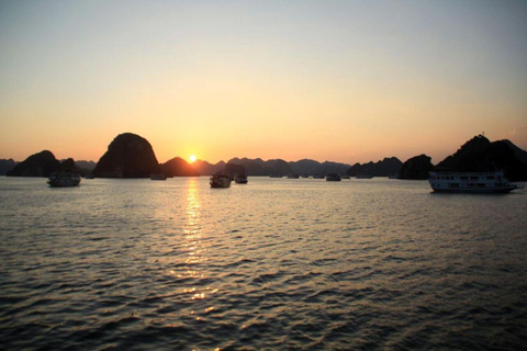 Från Hanoi: Ha Long &amp; Bai Tu Long Bay 2-dagars 1-natts kryssningSun World kryssningshamn: Bai Tu Long Bay 2-dagars kryssning med 1 natt