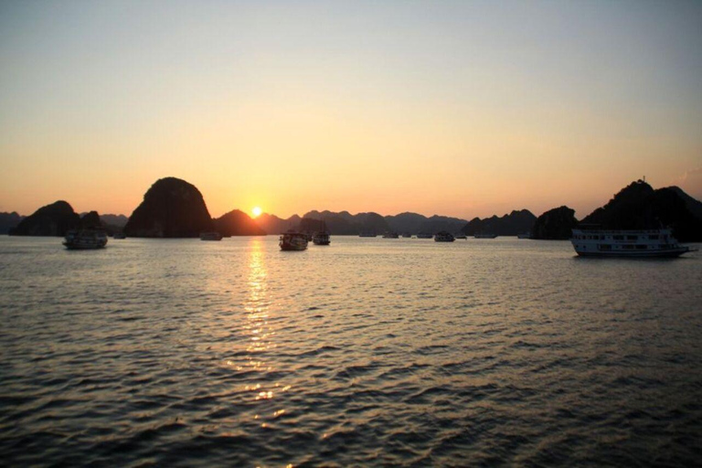 Från Hanoi: Ha Long &amp; Bai Tu Long Bay 2-dagars 1-natts kryssningSun World kryssningshamn: Bai Tu Long Bay 2-dagars kryssning med 1 natt