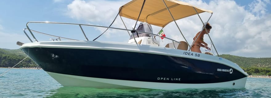 Sortie en bateau privé le long de la côte avec arrêt baignade.