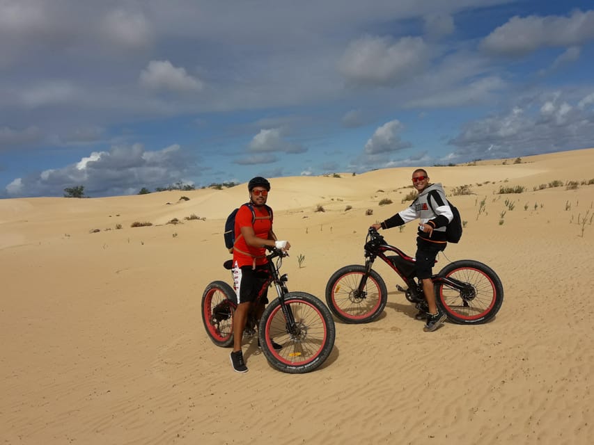 Vélos électriques sur une piste au-dessus de la côte près de Costa Calma