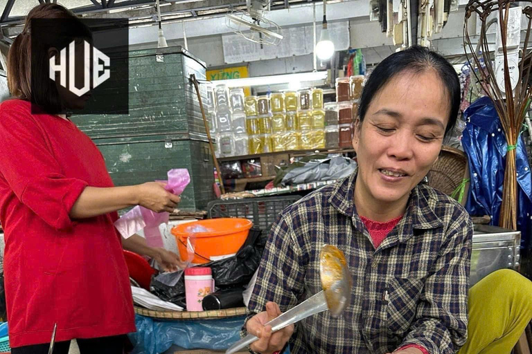 Hue: Excursão gastronómica a pé com serviço de busca no hotel e guia localTour gastronómico de rua em Hue de bicicleta