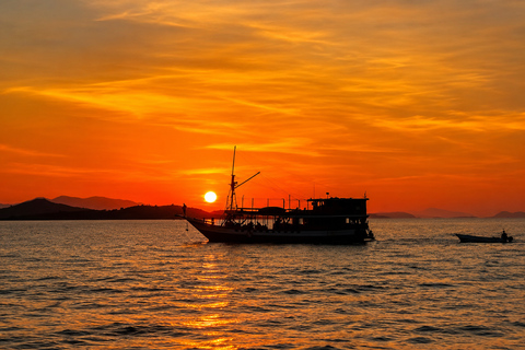 From Labuan Bajo: Half-Day Boat Tour & Flying Fox Sunset