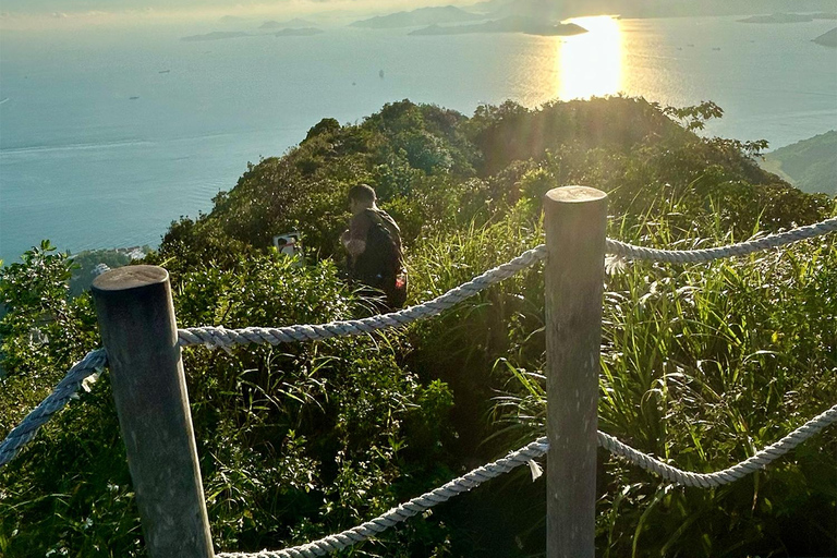 Hong Kong: 360 Panorama Sunset Hike to the Peak with Local Hong Kong: 360° Panorama Sunset Hike to the Peak with Local