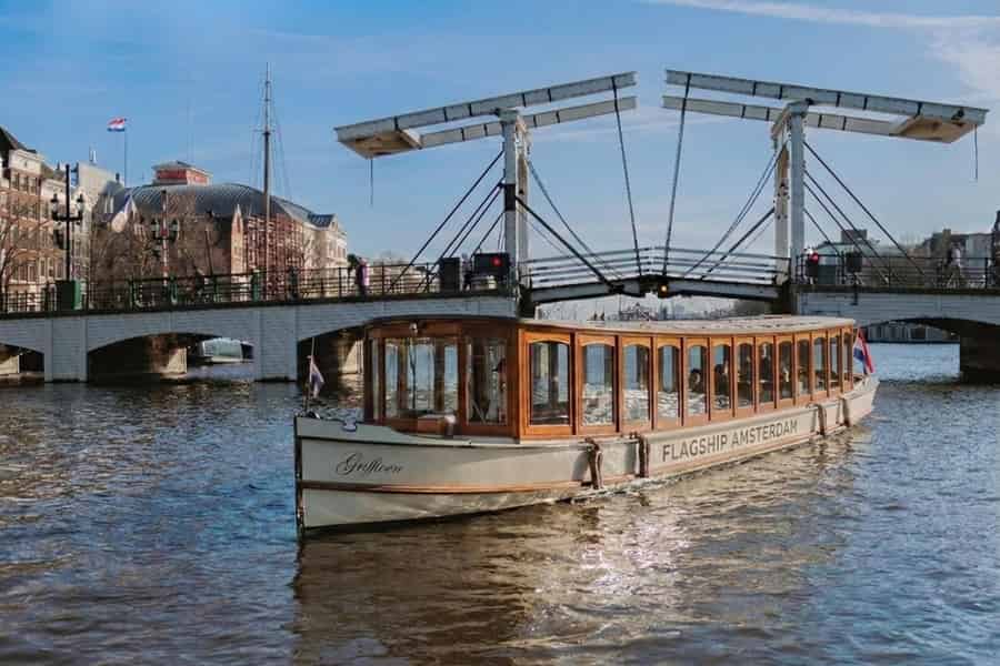 Amsterdam: Luxuriöse Grachtenfahrt mit unbegrenzten Getränken & Häppchen. Foto: GetYourGuide