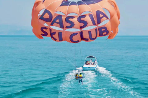 Korfu: przygoda na parasailingu w DassiaDassia: przygoda z parasailingiem na Korfu