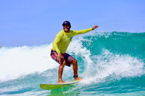 Aulas de surfe: no Arpoador, em Ipanema.