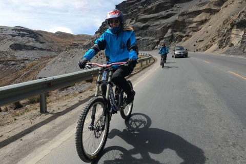 Excursión de un día en bicicleta de montaña por la carretera más peligrosa del mundo