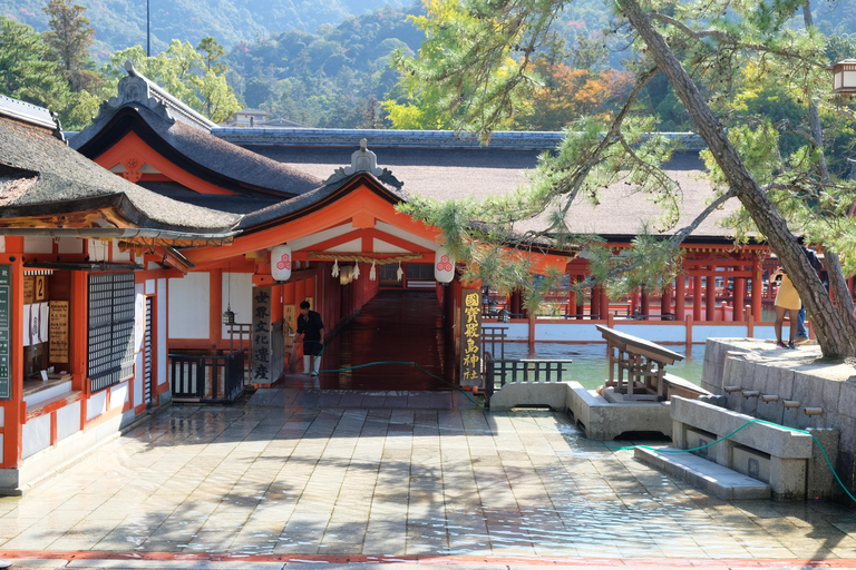Hiroshima: UNESCO Miyajima and Atomic bomb dome Guided Tour Hiroshima: UNESCO Miyajima & Atomic Bomb Dome Guide Tour
