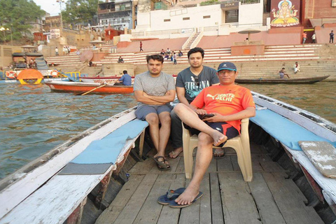 Varanasi: Passeio noturno de barco, Cerimónia de Aarati e Jantar