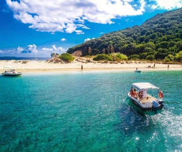 Agios Sostis harbour: Rent your own boat!