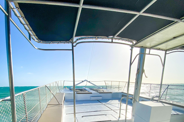 Punta Cana Bavaro: Catamarã privado com snorkel, open bar e navegaçãoPunta Cana Bavaro: Catamarã privado com snorkel, open bar e passeio de barco