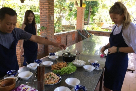 Hue : Cours de cuisine traditionnelle et marché avec la famille AnhHue : Cours de cuisine traditionnelle et visite du marché avec M. Anh