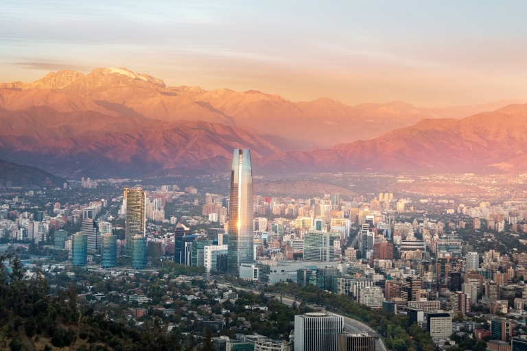 Zachód słońca w Santiago: Miejsca, w których zobaczysz najlepsze zachody słońcaPanoramiczny widok na Świątynię Bahai i Sky Costanera