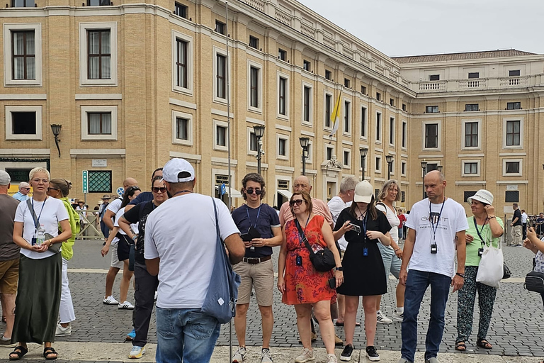 Roma: Tour della Basilica di San Pietro, del Duomo e delle Grotte VaticaneTour guidati di gruppo in Francia