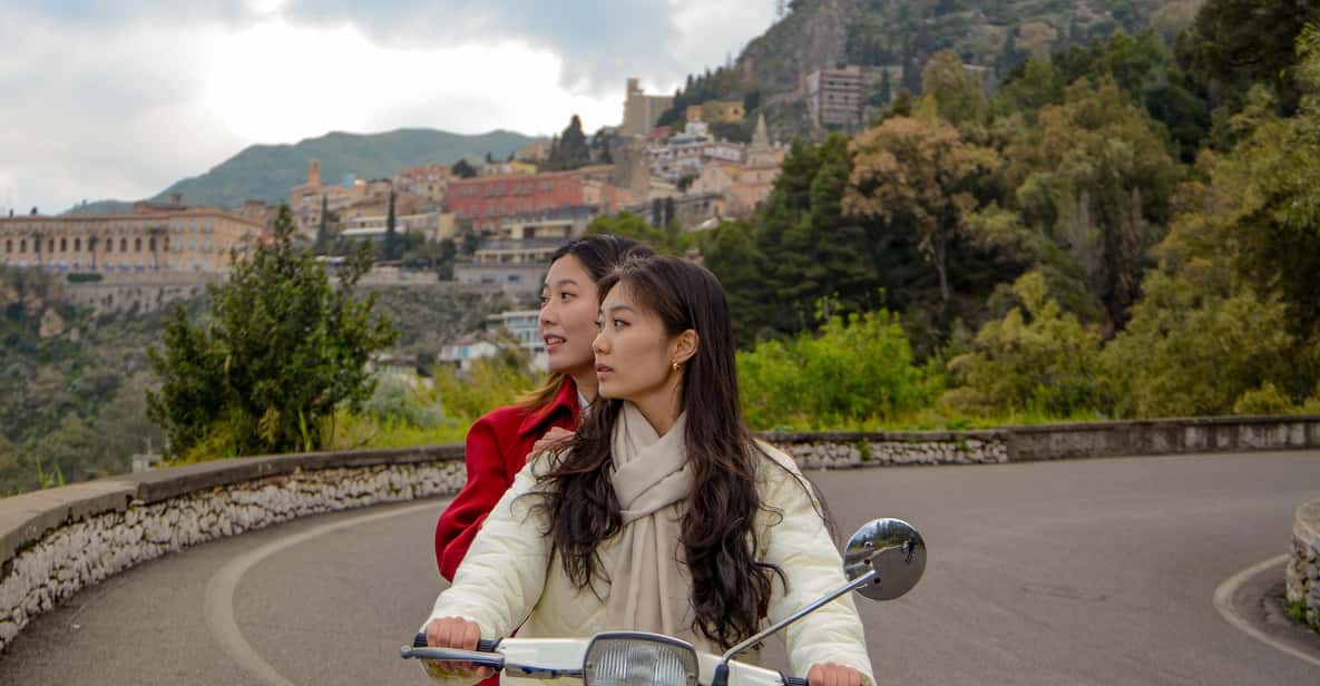 Afbeelding 6 van Taormina: White Lotus fotoshoot op vintage Vespa