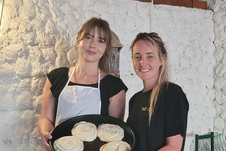 Cours de cuisine traditionnelle bosniaque à MostarCours de maître sur les bureks : Rouler, remplir, cuire