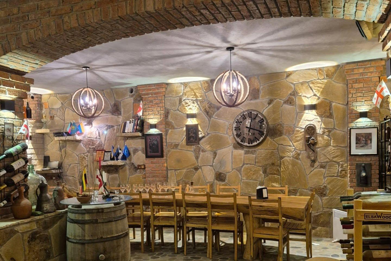 Vanuit Batumi: wijnproeverij met eigen vervoer in het bergachtige AdjaraVanuit Batumi: zelf rijden en wijn proeven in het bergachtige Adjara