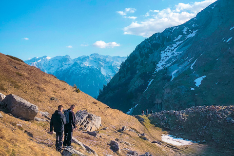 Från Tirana: 3-dagars tur till Komani-sjön, Valbona och Thethi3 DAGARS RESA Albanska alperna: Komani-sjön, Valbona, Thethi