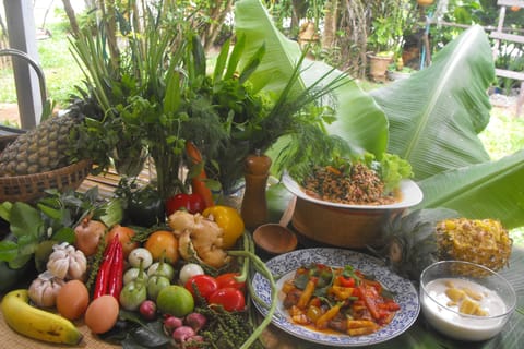 Phuket: Vegetarian Organic Thai Cooking Class & Market Tour