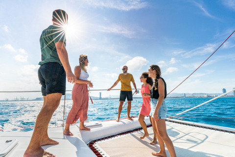 Barcelona: Catamaran cruise overdag of bij zonsondergang met drankjeZonsondergang: boottocht op een catamaran met een kleine groep