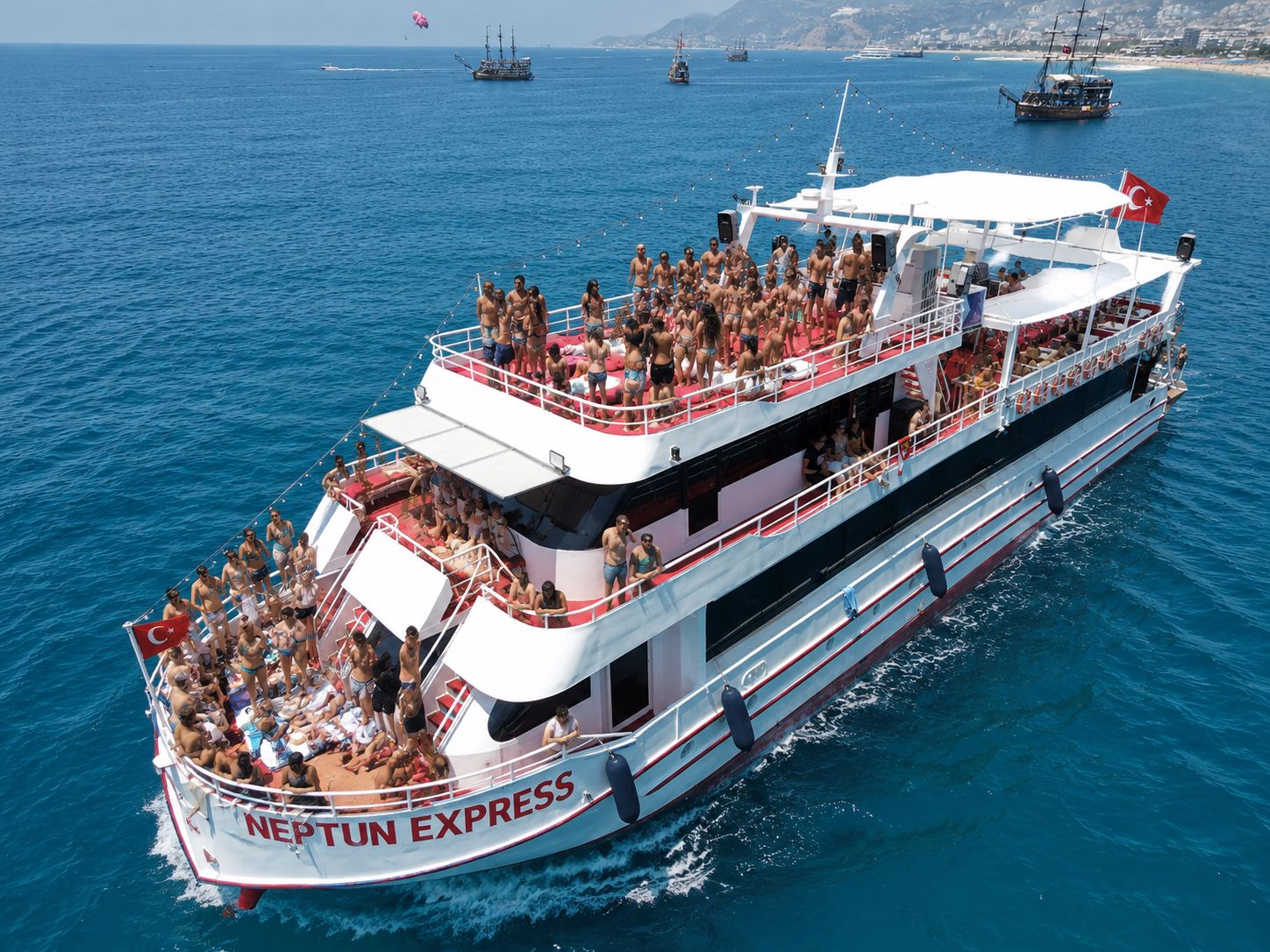 Ab Marmaris: Bootstour mit Klimaanlage, unbegrenzten Softdrinks und Mittagessen