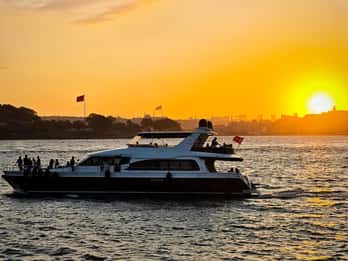 Istanbul: Yachtcruise i solnedgangen ved Bosporos med live guide