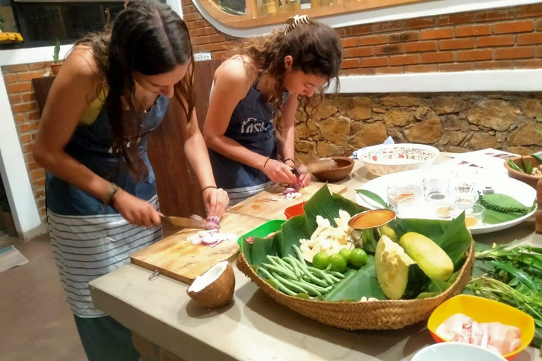 Ella : Corso di cucina con tour del giardino delle spezie