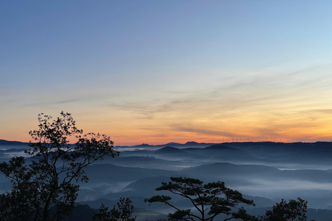 Dalat: Hiking the Mountain to observe the cloud and sunrise Da Lat: Hiking the Mountain to observe the cloud and sunrise