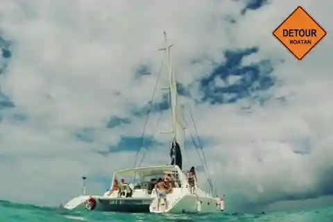 Roatan: Catamaran Cruise