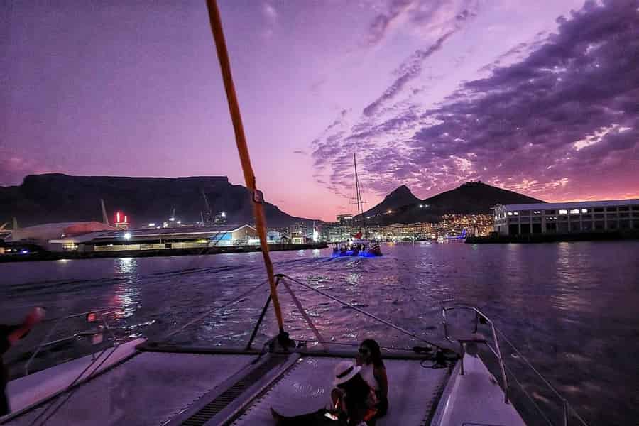 Sonnenuntergangsfahrt mit Cape Town Cruises. Foto: GetYourGuide Sonnenuntergangsfahrt mit Cape Town Cruises. Foto: GetYourGuide