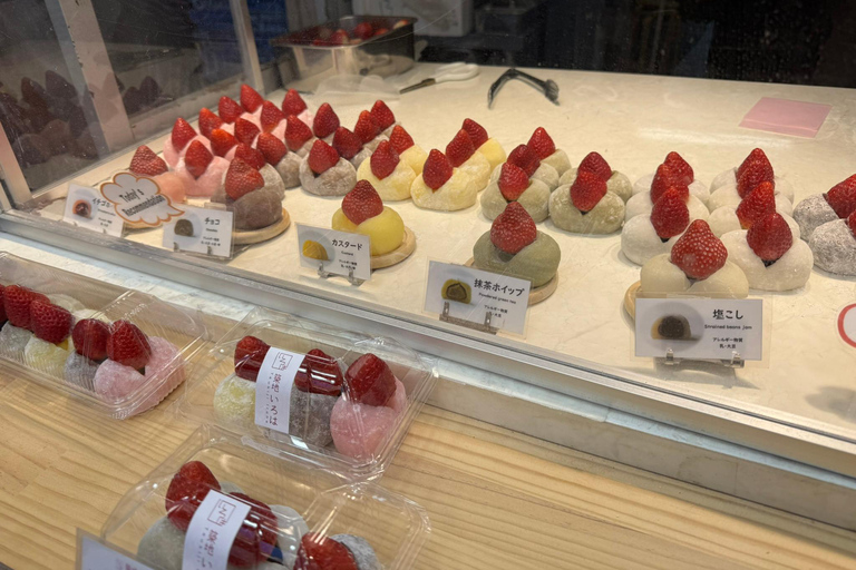 Tokyo: Tsukiji Fish Market Walking Tour with a Local Guide Tokyo: Tsukiji Fish Market Tour with Food Tastings
