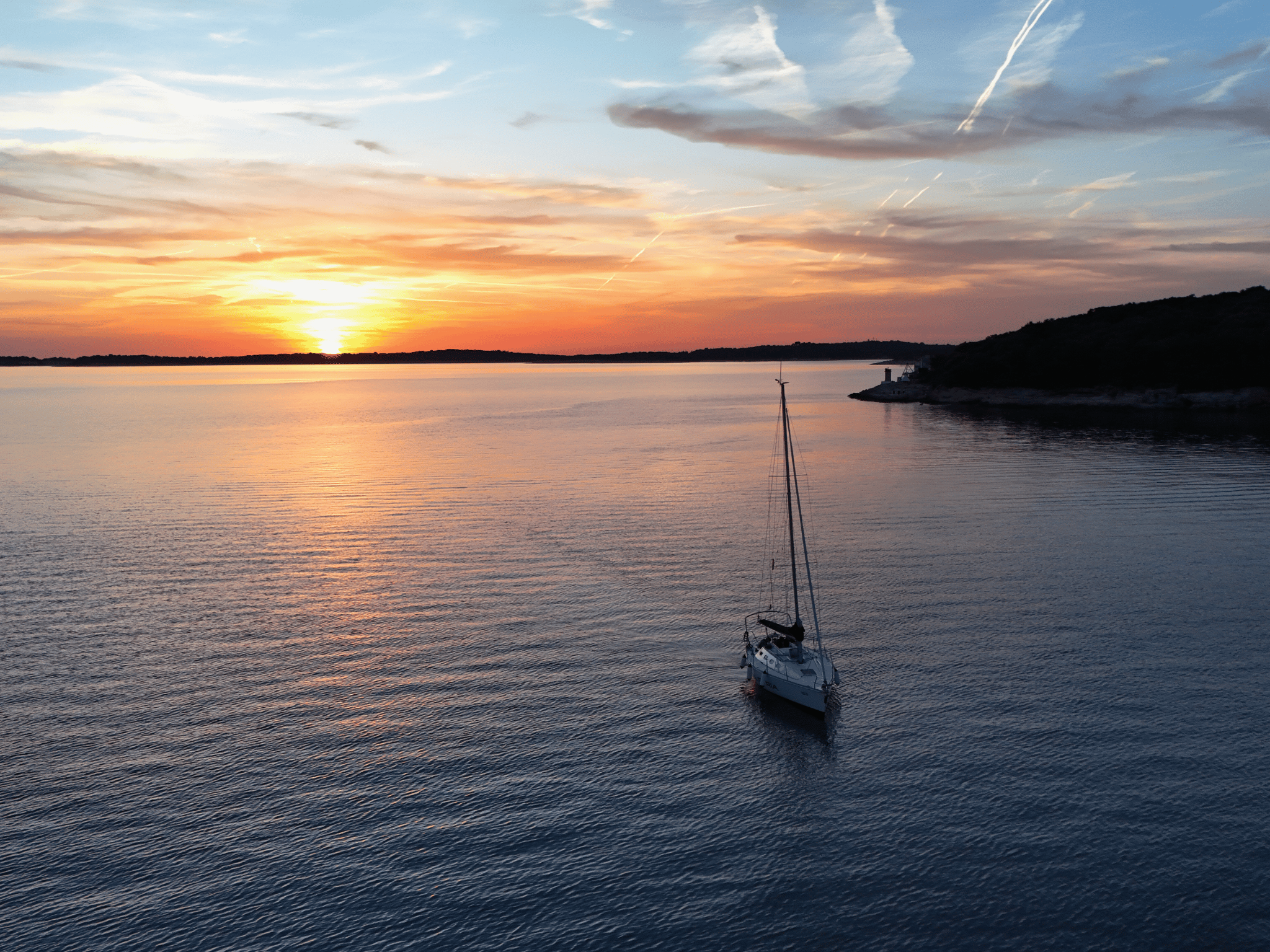 Poreč: Segeltour bei Sonnenuntergang mit Getränken und Skipper