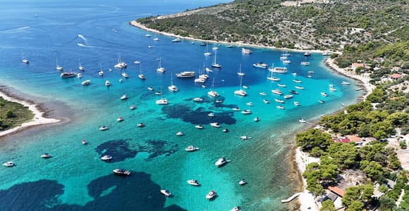 Ab Omiš: 3-Inseln-Tour – Blaue Lagune, Šolta, Brač mit Mittagessen