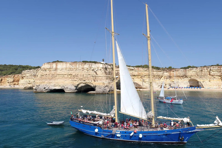 Vilamoura: Sunset Boat Party with a DJ and Open Bar