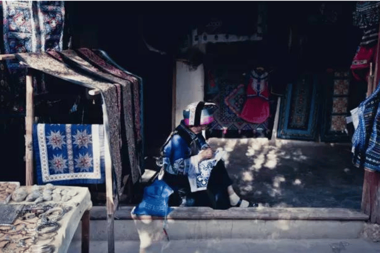 Passeio de bicicleta e visita guiada ao parque do mercado da vila de Lijiang baisha