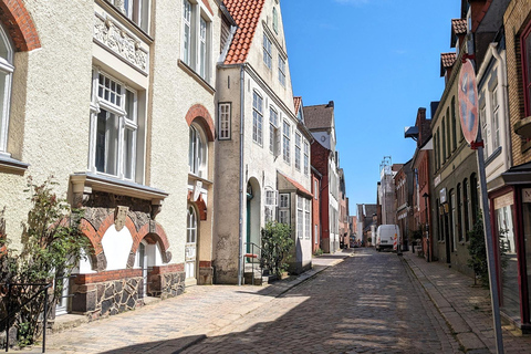 Husum: Cidade Antiga Romântica e Porto Tour guiado por você mesmo