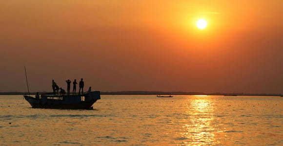 Siem Reap: Sunset Boat Cruise & Floating Village Tour