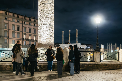 Rome : visite à pied des sites incontournables de la ville en petit groupe au clair de luneVisite de groupe en anglais