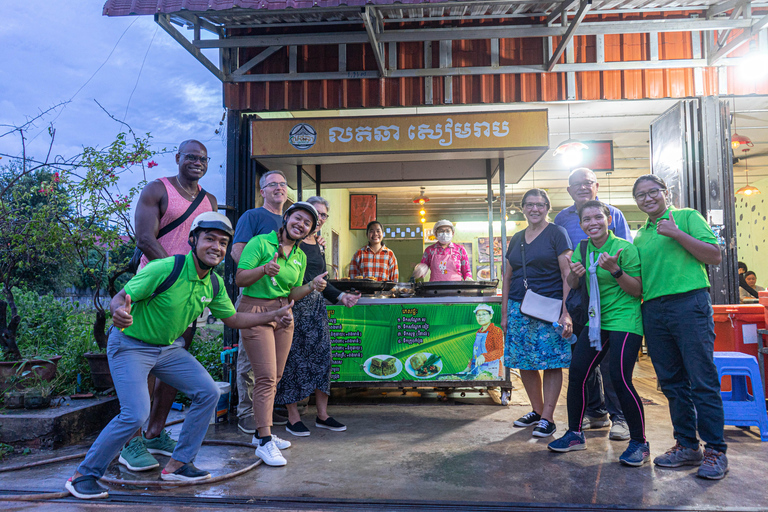 Phnom Penh: Sunset Cruise & Evening Food Tour by Vespa Vespa Option + English Guide