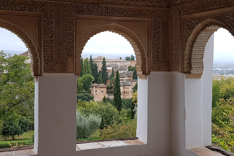 Alhambra: szybkie zwiedzanie ogrodów Generalife i AlcazabyAlhambra: ogrody Generalife i Alcazaba w trybie przyspieszonym